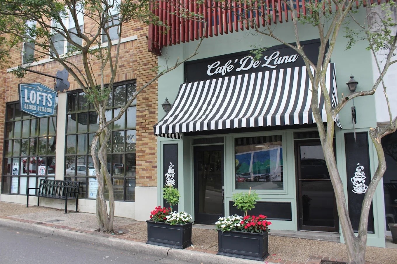 Café de Luna storefront