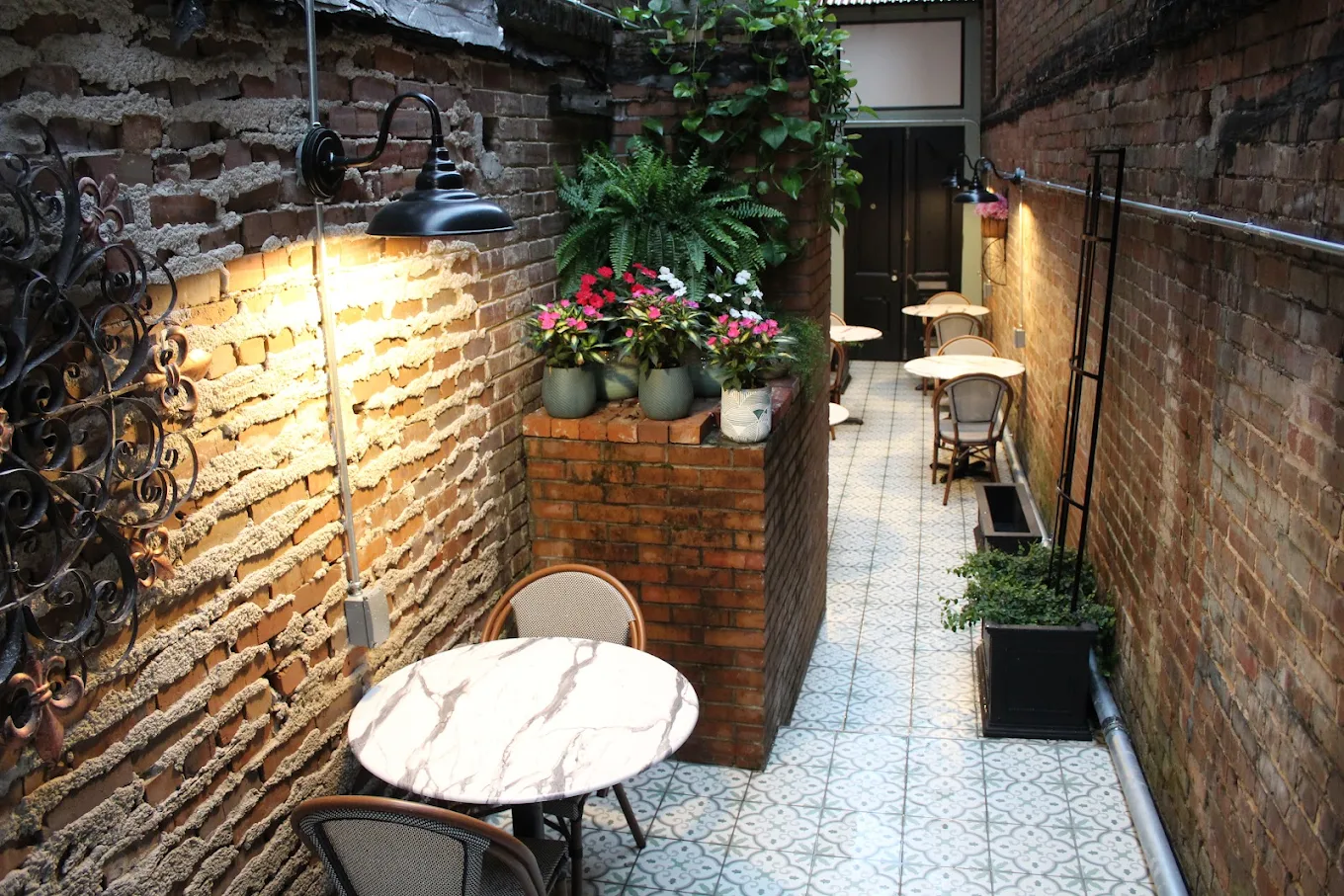 Café de Luna alleyway patio